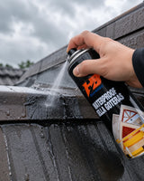 Aplicando el spray sella goteras en un techo