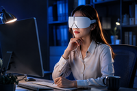 Persona usando el masajeador de ojos en la oficina